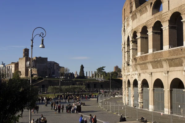 Piazza del Colosseo in Rome with people — Stock Photo, Image