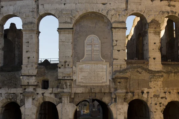 Close up of the inscription to Pope Benedict on the Colosseo walls — Stock Photo, Image