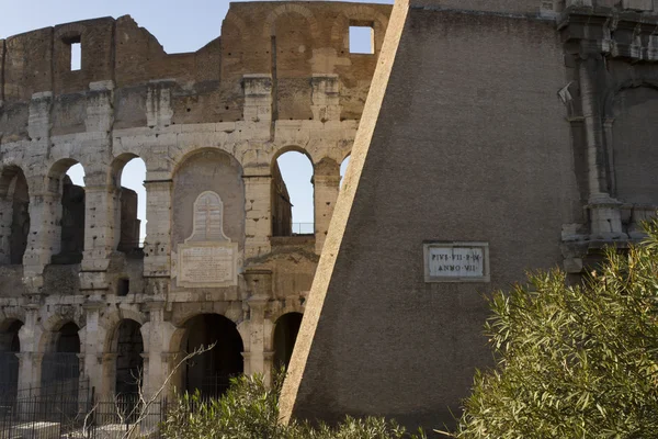 External walls of Colosseum ruins — Stock Photo, Image