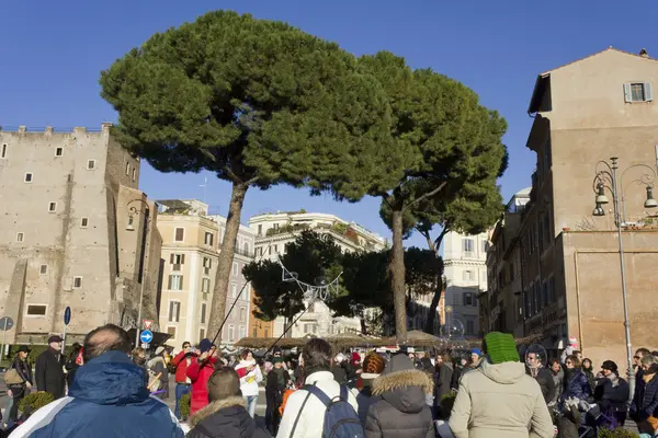 Muita gente ao ar livre em Roma — Fotografia de Stock