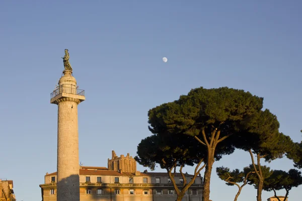 Podívala se na čas západu slunce na fórum Trajan — Stock fotografie
