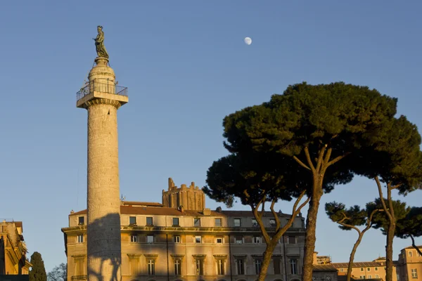 Podívala se na čas západu slunce na fórum Trajan — Stock fotografie