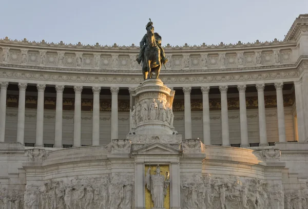 Día primer plano de la Estatua ecuestre de Emmanuel II — Foto de Stock