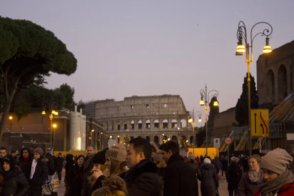 Multidão de pessoas na Via del Colosseo — Fotografia de Stock