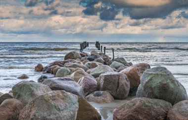 Kıyı, yatay eski balıkçılık iskele, Baltık Denizi, Europe kalır