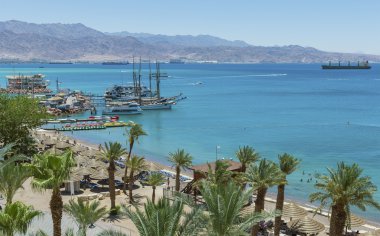Sandy beach ve Eilat - ünlü tatil ve eğlence şehir İsrail Marinada