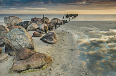 Eski kırık iskelesi Baltık Denizi '