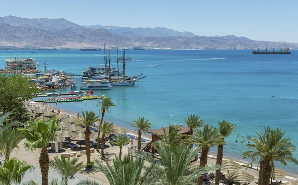 Playa de arena y marina de Eilat - famoso complejo turístico y recreativo ciudad en Israel —  Fotos de Stock