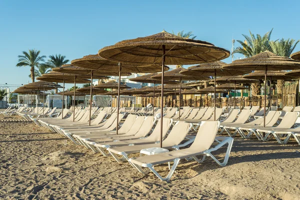 Instalações relaxantes na praia dourada de Eilat - famosa cidade resort em Israel — Fotografia de Stock