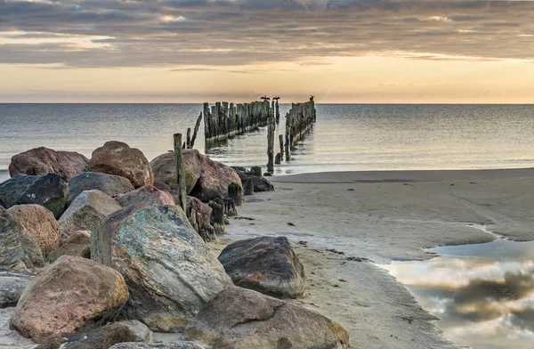 Старий сломанной Пірс в Балтійському морі — стокове фото