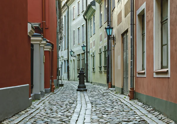 Rue médiévale étroite dans la vieille ville de Riga, Lettonie — Photo