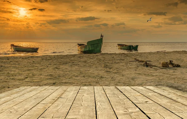 Kustlandschap met verankerde vissersboten, Oostzee, Letland — Stockfoto