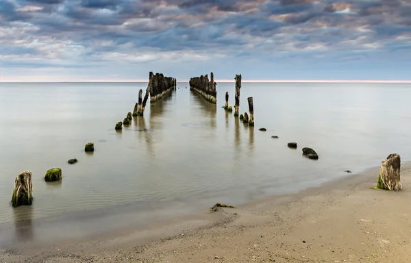 Staré rozbité molo na Baltském moři — Stock fotografie