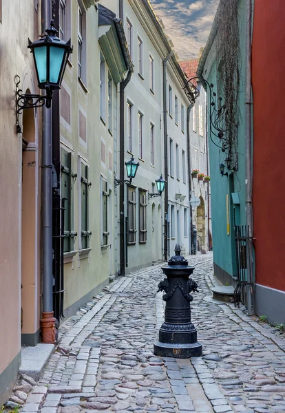 Estreita rua medieval no centro histórico de Riga — Fotografia de Stock
