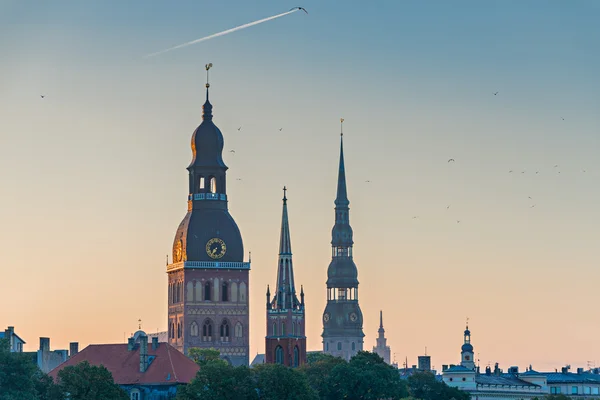 Iglesias medievales en la ciudad vieja de Riga, Letonia —  Fotos de Stock