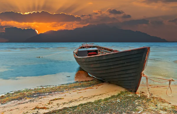 eski balıkçı teknesi