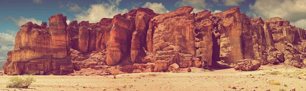 Formazioni geologiche in natura deserto Valle di Timna, Israele. Immagine sfumato per ispirazione dello stile retrò — Foto Stock