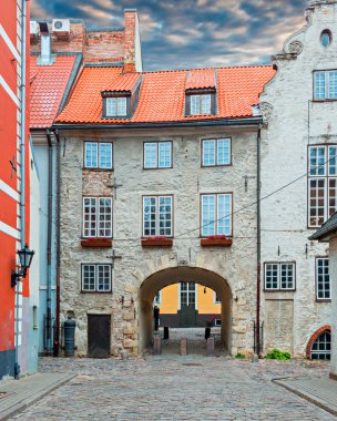 Ünlü bir ortaçağ mimari topluluğu eski Riga City İsveç kapısıdır.