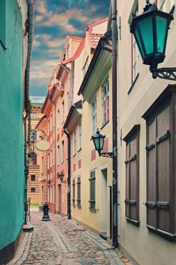 Dar Ortaçağ sokak şehirde eski Riga, Letonya