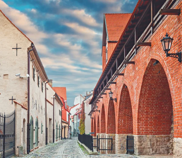 Rua medieval no centro histórico de Riga, Letónia — Fotografia de Stock