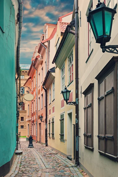 Ruelle médiévale dans la vieille ville de Riga, Lettonie — Photo