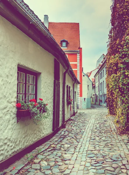 Ruelle médiévale dans la vieille ville de Riga, Lettonie — Photo