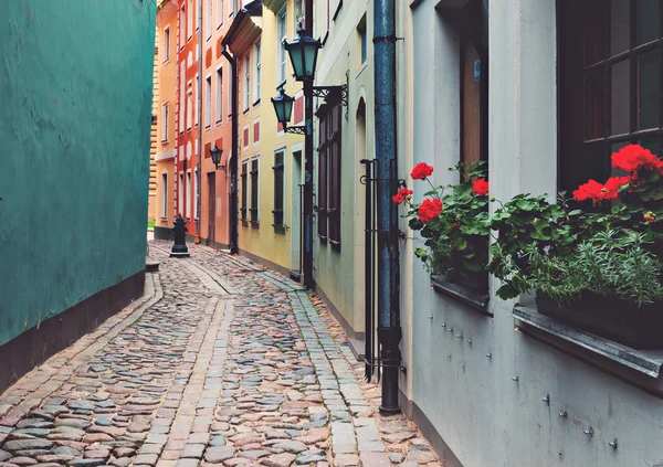 Via stretta medievale nella città vecchia di Riga, Lettonia — Foto Stock