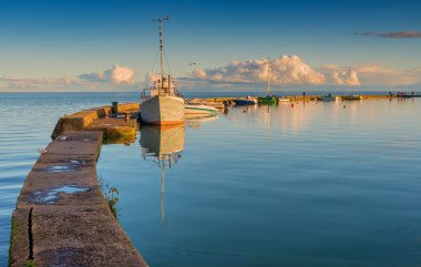 Nida, Litvanya Harbor'da yatlar ve teknelere demirledi