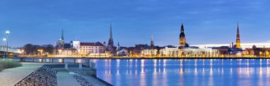 Riga ortaçağ şehir setin Daugava Nehri üzerinden panoramik gece görünümü