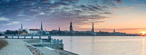 Vista de manhã na cidade velha de Riga do dique do rio Daugava, Letónia. — Fotografia de Stock
