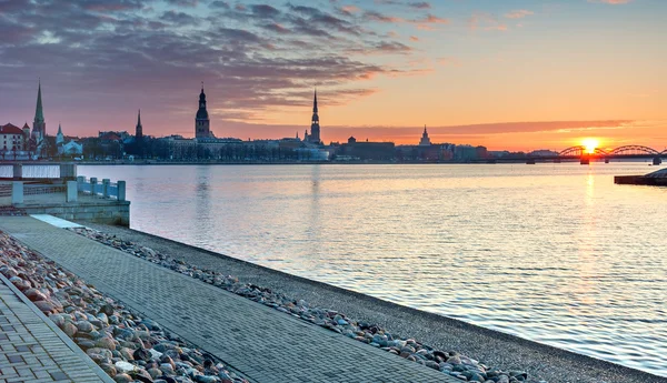 Nascer do sol na cidade de Riga, Letónia — Fotografia de Stock