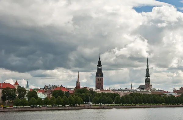 View on medieval city of Riga from embankment of the left bank of Daugava river — Stock Photo, Image