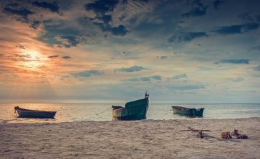 Hala geleneksel yerel kooperatif balıkçılık Baltık denizde kullanılan bir küçük balıkçı tekneleri ile kıyı manzara