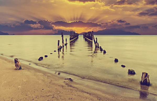 Old broken marine pier — kuvapankkivalokuva