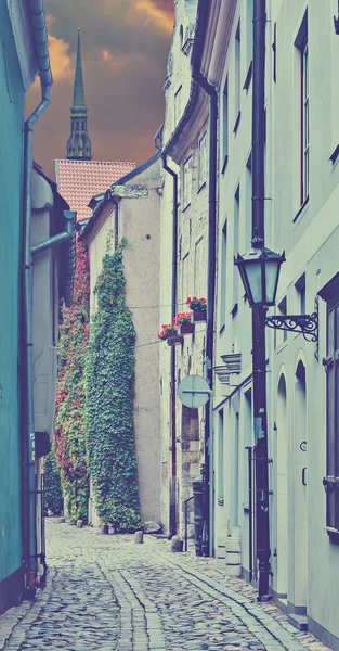 Ruelle médiévale dans la vieille ville de Riga, Europe — Photo