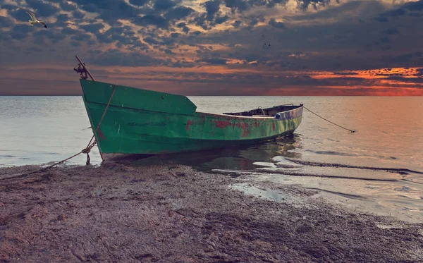 Kustlandskap med gamla fiskebåt, Östersjön, Europa — Stockfoto