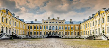 Rundale Sarayı, Letonya - 15 Eylül 2013: Rundale Sarayı tarihi müzesi binaları, Letonya (Letonya) Dükü, 1740 yılında Mimar F. Rastrelli tarafından inşa edilmiştir.