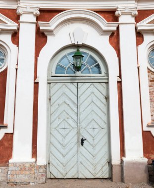 Üzerinde lamba olan antik ahşap kapı, Avrupa şehri.