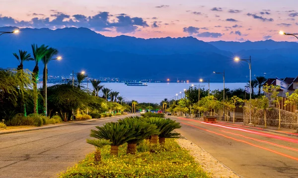 Ürdün dağlarının manzarası ve Akabe körfezinde demirlemiş gemiler (Kızıldeniz), Eilat, İsrail 'in en uzun sokağından çekilmiştir. 
