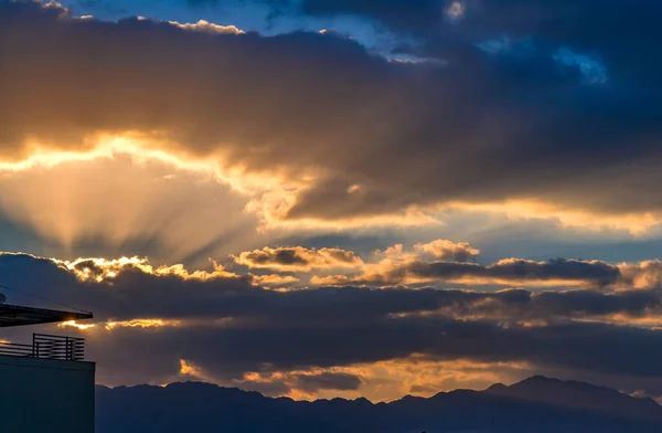 Nubes Coloridas Amanecer Con Rayos Luz Solar Concepto Previsión Meteorológica —  Fotos de Stock