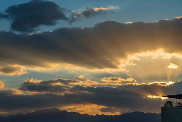 Nubes Coloridas Amanecer Con Rayos Luz Solar Concepto Previsión Meteorológica —  Fotos de Stock