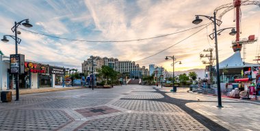 Eilat, İsrail - 17 Mart 2018: Merkezi gezinti güvertesi ve çevresindeki otel ve alışveriş merkezleriyle kamu kıyı parkı 