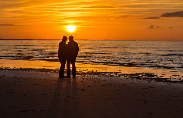 Šťastný Pár Písečné Pláži Baltského Moře Během Barevného Západu Slunce — Stock fotografie