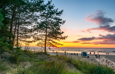Jurmala, Letonya - 2 Temmuz 2017: Avrupa 'da ekolojik olarak temiz, güvenli ve sağlıklı doğa turizmi kavramı, Letonya' nın ünlü turizm beldesi, Jurmala 'daki Baltık Denizi' nin kumsal kıyısına bakış
