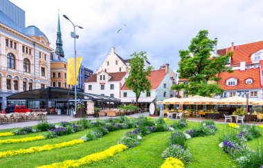 Riga, Letonya - 02 Temmuz 2017: Livu Meydanı, Riga 'nın merkezinde çok sayıda kafe ve restoran bulunmaktadır. Riga, Letonya 'nın başkenti ve en büyük şehri olup, Baltık bölgesinin büyük ticari, kültürel, tarihi ve finansal merkezidir.. 