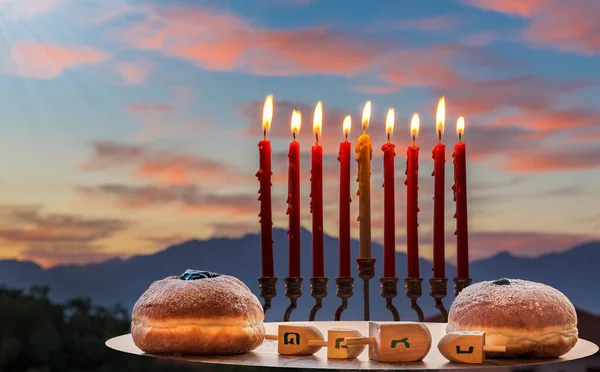 Brandende Kaarsen Menorah Feestelijke Zoete Doneert Bord Met Houten Dreidels — Stockfoto