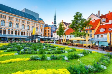 Riga 'nın merkezindeki çiçekli Livu Meydanı' nda çok sayıda kafe ve restoran, Letonya.