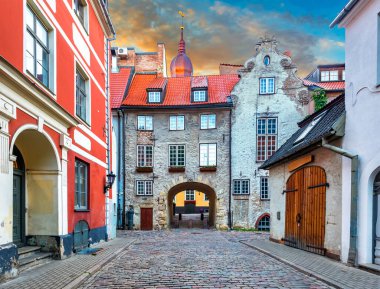 Eski Avrupa şehrinde ortaçağ sokağı, eski binalarla manzaralı 