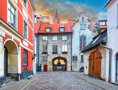 Eski Avrupa şehrindeki ortaçağ caddesinde turistler eşsiz ortaçağ mimari giysileri ve antik binalar bulabilirler.