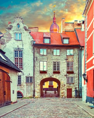 Eski Avrupa şehrindeki ortaçağ caddesinde turistler eşsiz ortaçağ mimari giysileri ve antik binalar bulabilirler.